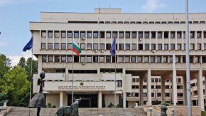 За Китай, където пък нямаме посланик от август 2021 г., също е предложен опитен дипломат. Там постът ще поеме Андрей Техов, който вече е ръководил мисиите на България в Аржентина, Уругвай, Чили, Парагвай и Боливия.
