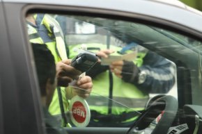 Предстоят традиционни кампании на Пътна полиция като акция Зима. Ще се следи за изправността на превозните средства, гумите, светлинните уредби, уточни гл. инспектор Близнаков.
