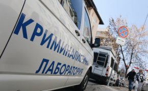Вчера сутринта предполагаемият извършител е арестуван след няколкодневно издирване. Изяснява се мотивът на действията му. Работи се и по версията грабеж.

