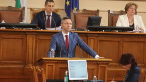 
"С опита и експертизата си, той е достойна кандидатура за този толкова важен пост", съобщават от пресцентъра на левицата.