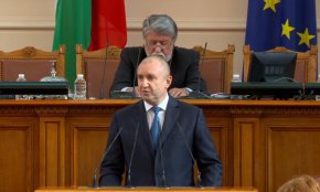 „Въпреки краткият живот на последните парламенти всяко начало е заредено с надежди и пред вас се открива възможността да оставите достойна следа в историята с проява на разум, на гражданска отговорност и воля в тези трудни за България и Европа времена“, заяви Радев. Той изрази надежда този парламент да ни изведе от спиралата на политическа нестабилност.