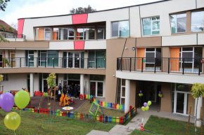 Основната сграда на ул. "Мусала" също е съборена и в момента се изгражда нова и модерна детска градина. Очакваме скоро да бъде пълна с деца, съобщи шефът на СОС Георги Георгиев.