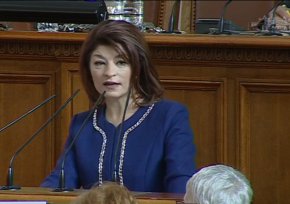 „Трябва да опитаме да преведем страната през кризите. Този подход е единственият шанс да не се провали това 48-мо Народно събрание“, допълни тя. „Обвиненията срещу ГЕРБ до едно са несправедливи. Ако пак се замерваме с обвинения, пак няма да има морални победители“, каза още Атанасова.

 