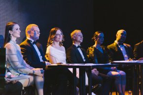 Проектът не само връща поезията отново на мода, но вдъхновява десетки други актьори  и обикновени хора да записват и излъчват рецитали онлайн, както и на сцена. Поетите стартира преди 5 години като видео проект с рецитал на Да се завърнеш в бащината къща, изпълнен на Терминал 2  от Владо Пенев.
