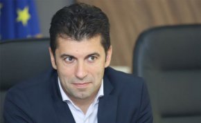 „Само изказвайки лозунги, това довежда не до конструктивен диалог, а точно обратното“, смята Петков.