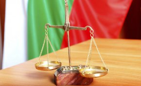 
Малинова бе изправена пред съда за подправен през 2008 г. договор, с който Столична община продава на фирмата на Драшков "Сида-С" терен от над 14 дка в кв. "Стрелбище" за по-малко от 1 млн. лева