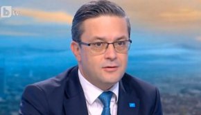 „Този парламент или няма да излъчи правителство, а президентът ще продължи да управлява, или максимална част от партиите ще съставят мнозинство, което да излъчи правителство на „националното съгласие“ или „националното спасение“, допълни Биков.