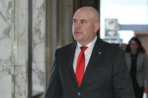 През юли пък прокуратурата частично оневини Борисов, като изпрати до евродепутатите техническа експертиза, според която снимките и видеото от правителствената вила са манипулирани.