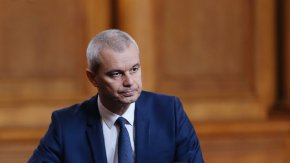 
България трябва да запази своята валута, настоя Костадинов, който заедно с парламентарната си група проведе среща с управителя на БНБ Димитър Радев.