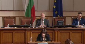 
„Очакваме през декември да постъпят 2,6 млрд. лева от първото плащане по Плана за възстановяване и устойчивост. Подали сме искането с изпълнени всички мерки и в момента нашето искане се разглежда в Европейската комисия“, съобщи Велкова.