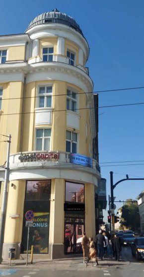 
На сградата на ъгъла на Царя и Раковски, някога собственост на предците на зам.-шефа на НС Никола Минчев, а днес офис на екс-вицепремиера Н. Василев, е поставено табло, отмерващо нарастването на държавния дълг.