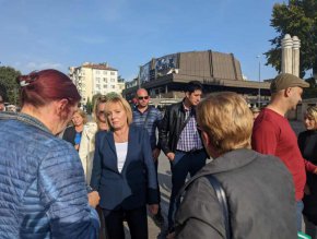 
Лидерът на Изправи се.БГ подчерта, че инсталации за горене на боклук в градовете е технология от миналото и съвременните технологии са свързани с използване на зелен водород, улавяне на въглеродни емисии, дори употребата на природен газ е по-добра алтернатива.

 