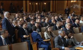 „Високата натовареност на Комисията по правни въпроси би се преодоляла с комисия по конституционни въпроси, с която да се обсъждат всички промени в Конституцията и всички въпроси с отнемане на депутатски имунитет, правосъдна реформа. Тази комисия, както и допълнително в следващата точка, е редно да бъде на квалитетен принцип, а на правни въпроси - на пропорционален”, заяви Десислава  Атанасова.

 