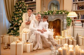 
Andrea Bocelli, един от най-обичаните певци на всички времена, представя музикалния талант на няколко поколения в семейния албум – A Family Christmas, заедно със синa си Mateo и дъщеря си Virginia. Продуцирана от композитора и многократно номинирания за GRAMMY и Oscar - Stephan Moccio (Celine Dion, The Weeknd, Miley Cyrus, Barbara Streisand), празничната колекция е поглед към живота на Andrea, Mateo и Virginia далеч от камерите, тълпите и световната аудитория