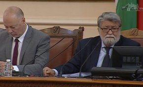 
Маноил Манев от ГЕРБ контрира, че в Народното събрание трябва разбирателство, а не „политика по взривяване“.