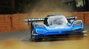 VW също така потвърди, че ще продължи да „разработва всичките си R модели на състезателната писта“ и че 85 процента от настоящите клиенти на R са отговорили на проучване, че се интересуват от електрическа мобилност.