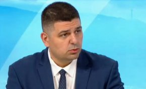 
Мирчев зададе въпрос на гуверньора на БНБ, как би обяснил разликата в загубата на паричен суверенитет от България преди и след влизането ѝ в Еврозоната, защото това е основен аргумент на популистките партии.
