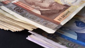 
През първото тримесечие на годината най-ниски са били заплатите във Благоевград, а най-високи – в София-град. В края на първото полугодие най-ниски са възнагражденията във Видин, а най-високи – отново в столицата.