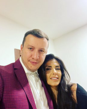  Анелия е облечена в дълга черна вечерна рокля, а поводът е фирмено тържество на компанията на Захаринов.