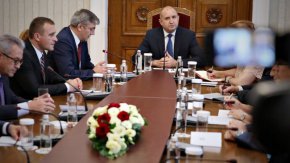 Президентът провежда консултации с представителите на парламентарните групи в новоизбрания 48-и парламент. Радев вече разговаря с представители на ГЕРБ-СДС и ПП. 