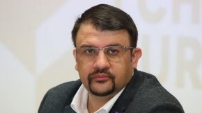 
Припомняме, че от Демократична България заявиха, че няма да разговарят с Гешев, а от Възраждане все още не са дали отговор на поканата на главния прокурор.