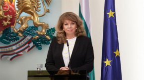 "Съвременните будители ни връщат към тези ценности, осветяват пътя ни, когато изгубим посоката! Заслужават нашето уважение!",  пише Йотова.
