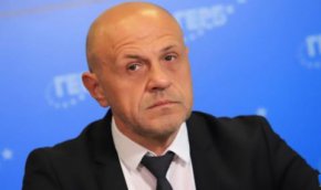„В бюджета трябва да се правят промени след експертно обсъждане. Можеш да правиш предложения за повече ресурс в социалната политика, но трябва и обоснование за това. България трябва да има стабилна както социална политика, така и да има добри самолети”.