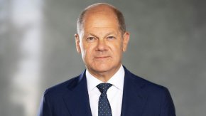 Шолц планира да отлети за Пекин късно в четвъртък и да направи еднодневно пътуване до китайската столица в петък, където ще бъде първият западен лидер, който ще се срещне със Си след преназначаването си, и първият лидер от групата на водещите икономики Г-7, който ще посети Китай след избухването на пандемията от коронавирус.