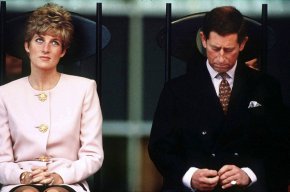 Двойката се разделя през 1992 и официално се развежда през 1996. 
