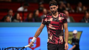 Двубоят във френската столица започна с категорично превъзходство за Алкарас, който проби на старта. Испанецът затвърди пробива, а в третия гейм Димитров водеше с 40:15, преди да допусне няколко грешки и да загуби подаването си отново. Алкарас продължи с още един гейм преди Димитров да прекъсне серията му. Това обаче се оказа и единственият гейм, който той взе в сета. 