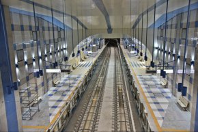 Проектът ни предвижда изграждане на 6 нови метростанции, които ще обслужват 65 000 пътници дневно и ще намалят с над 9000 т годишно вредните емисии”, съобщи кметът Фандъкова.
