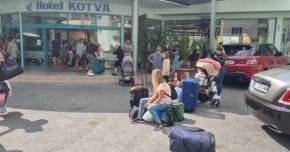 "България се грижи най-добре от целия ЕС за своите бежанци - платили сме най-много средства и от ден първи те са настанени в хотели. Това е невероятен имидж пред Европа - солидарност и съпричастност, но просто финансите ни свършиха", похвали се  още Димитров.