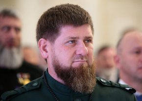 
Той твърди, че чеченските отряди "се справят много добре" в Украйна, и добавя, че неговите войски подготвят "още изненади" за украинските сили. "Това не са празни думи", предупреди той.
