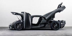
KNC е съкращение от Koenigsegg Naked Carbon, а покритието е точно такова, каквото звучи. Постигането на този финиш е свързано с изцяло нов процес, който според компанията е изключително труден за усъвършенстване.