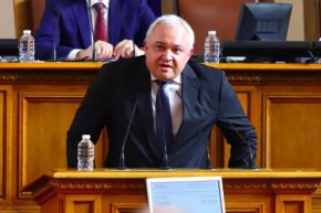 Освен това автомобилите, които патрулират, също не са достатъчни. Всички налични дронове на полицията също са изпратени на границата.