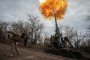 Украинска военнослужеща стреля със самоходно оръдие 2S7 Pion на позиция на фронтовата линия в Херсонска област