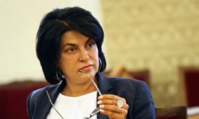 “За сблъсъка с агресията и грубостта трудно се говори”,  заяви на страницата си във Фейсбук пиарът Велислава Кръстева в коментар за казуса с надрасканата врата в Народния театър “Иван Вазов” в София.