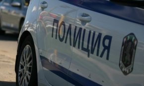 По непотвърдена информация нападателите са били четирима, маскирани и въоръжени. Задигнати са касети с пари от автомобила, уточнява се размерът на откраднатата сума.