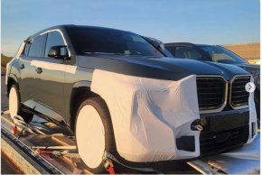 BMW XM от 2023 г. изтече чрез публикация в Instagram на потребителя wilcoblok със снимки, на които се вижда как изглежда серийният модел на летище в очакване да бъде изпратен