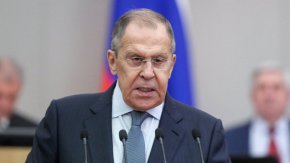 Конфликтът в Украйна е хибридна война, в която Русия по същество се изправя срещу западните държави, които първо предизвикаха кризата, заяви руският външен министър Сергей Лавров