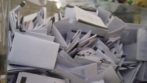 
Само депутатите от Продъжаваме промяната (ПП) и Демократична България (ДБ) отидоха на втората дискусия за връщането на хартиените бюлетини, съобщи шефът на комисията по електронно управление Калина Константинова от Промяната