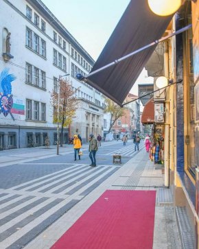 Местата за паркиране са маркирани с ивици светлосив паваж. Пешеходните пътеки пък ще са от бял камък. Нивото между тротоарите и пътното платно е минимално.
