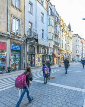 Местата за паркиране са маркирани с ивици светлосив паваж. Пешеходните пътеки пък ще са от бял камък. Нивото между тротоарите и пътното платно е минимално.