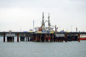 Общ изглед на новия плаващ терминал за втечнен природен газ, който позволява на Германия да внася втечнен природен газ с кораби от други държави, на пристанището във Вилхелмсхафен, Германия, 15 ноември 2022 г. REUTERS/Fabian Bimmer