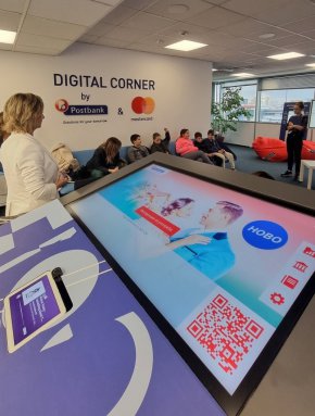 
Експерти от различни управления в банката ще споделят интересни факти за образованието, кариерния си път, натрупания професионален опит и своята история на успеха, като ще дадат на учениците ценни насоки и съвети за пътя им към мечтаната професия