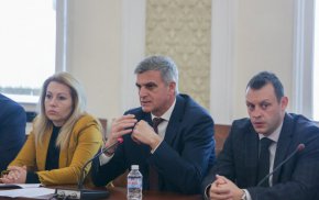 „Искаме да се споразумеем за понятието „енергийна бедност”, отбеляза тя. „Предложението ни за таван на цените на енергоносителите стои, но, за съжаление, не среща подкрепа”, допълни Нинова. Според нея, докато има политически противоречия и сблъсъци, губят време за бюджета.