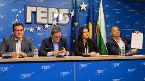 
"Договорът с Gemcorp не е прекратен, става въпрос за 1 млрд. долара”, заяви на брифинг в петък лидерът на ГЕРБ Бойко Борисов. Той посочи, че бившият енергийен министър и настоящ депутат Десислава Трифонова е получила отговор, който потвърждава това.  