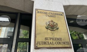 „Наблюдаваме една процедура, при която може би кандидатите се представиха на по-ниско ниво, отколкото предната”, каза Стефан Петров по време на дебата.
Според кадровиците освен избраните трима, останалите не са се представили на необходимото ниво. Главният прокурор Иван Гешев не взе участие в заседанието на колегията.