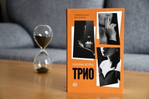  Докато Талбът полага неимоверни усилия да подсигури снимачния процес, започва да подозира, че бизнес-партньорът му се опитва да го измами. Междувременно продукцията е заложена на карта, когато главната актриса Ани изчезва безследно.