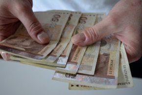 
Депутатът от БСП и председател на социалната комисия Георги Гьоков е категорично против замразяване на минималното възнаграждение сега и прогнозира, че ако то не се вдигне със 140 лв. после ще трябва да се вдигне с 300 лв.